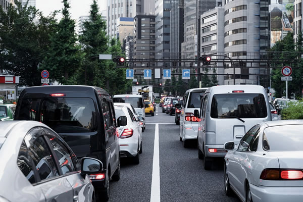 Banyak mobil sedang macet di jalan karena harus ke kantor